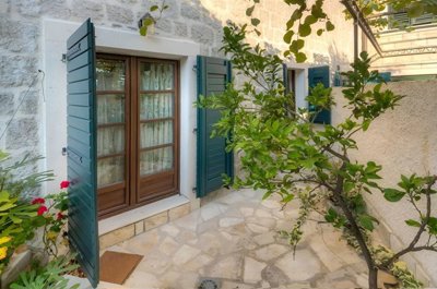 1-3bdr-apartment-on-the-first-line-strp-kotor