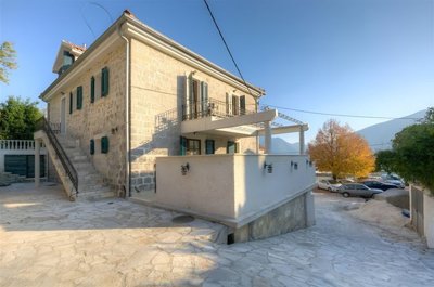 2-3bdr-apartment-on-the-first-line-strp-kotor