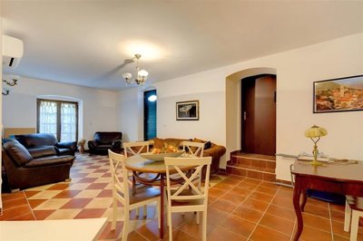 4-3bdr-apartment-on-the-first-line-strp-kotor
