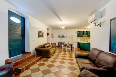 5-3bdr-apartment-on-the-first-line-strp-kotor