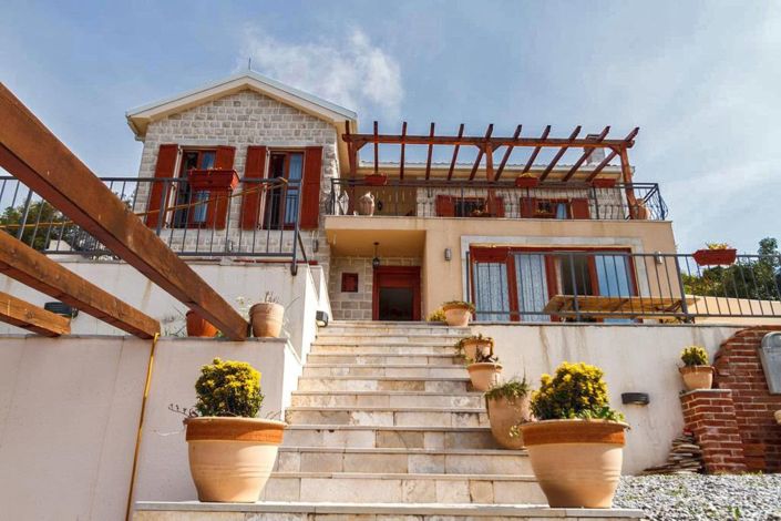 Image No.1-4 Bed House for sale