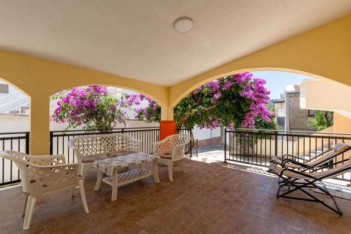 Image No.1-4 Bed House for sale