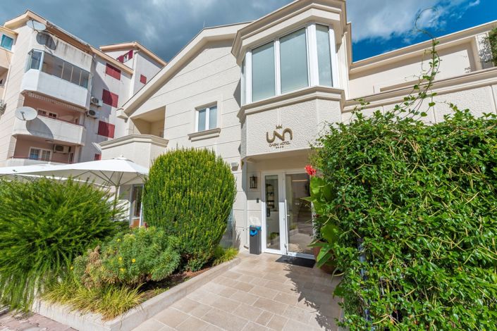 Image No.2-Un hôtel de 9 chambres à vendre à Budva