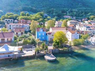 1-waterfront-house-for-reconstruction-stoliv