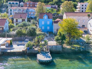 3-waterfront-house-for-reconstruction-stoliv