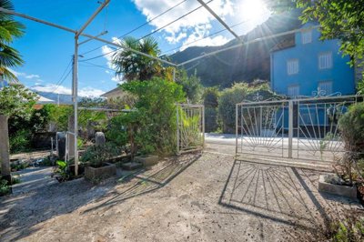 7-waterfront-house-for-reconstruction-stoliv