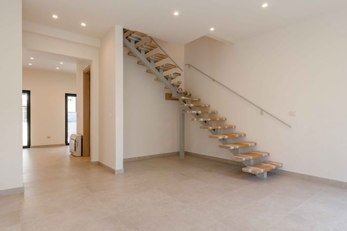 Image No.12-4 Bed House for sale