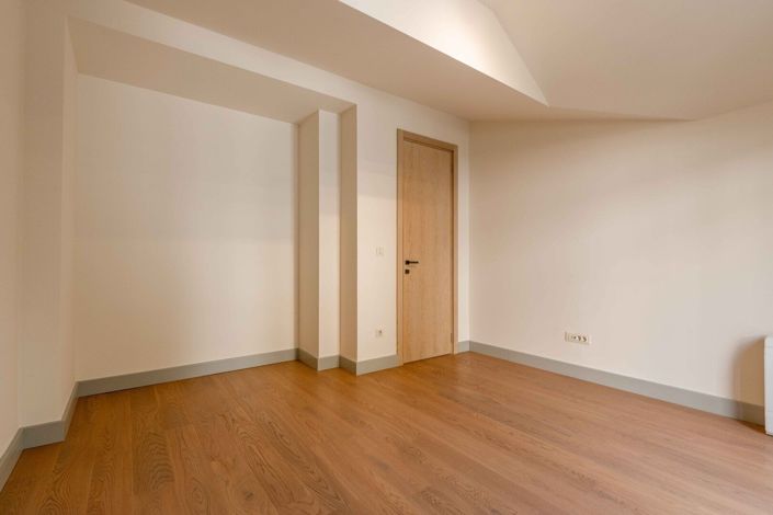 Image No.15-4 Bed House for sale