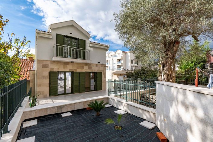 Image No.20-4 Bed House for sale