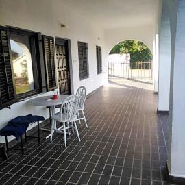 img-e4a1a0ce547ca8437a9f906b636a52cc-v