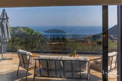 villa-la-kosta-v-tihom-poselke-markovichi-s-bassejnom-tropicheskimi-palmami-i-elegantnym-dizajnom_08