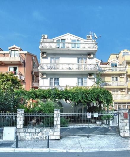 Image No.1-15 Bed Hotel for sale