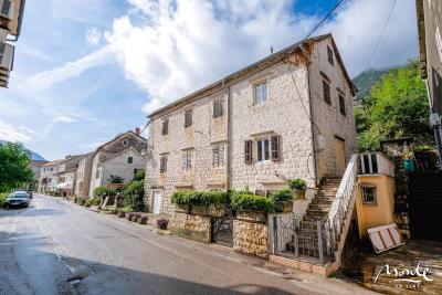1 - Prcanj, Townhouse