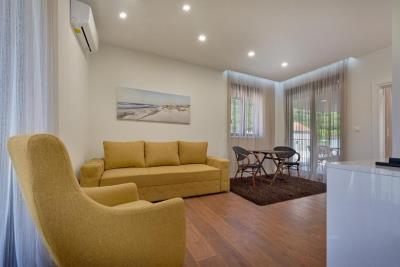uyutnyj-mini-otel-s-bassejnom-i-sadom-v-lastve-grbalskoj_02