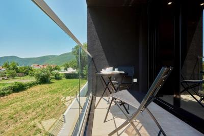 uyutnyj-mini-otel-s-bassejnom-i-sadom-v-lastve-grbalskoj_01