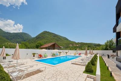 uyutnyj-mini-otel-s-bassejnom-i-sadom-v-lastve-grbalskoj_08