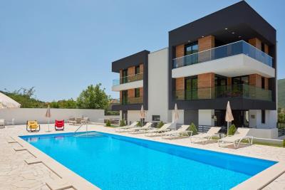 uyutnyj-mini-otel-s-bassejnom-i-sadom-v-lastve-grbalskoj_09