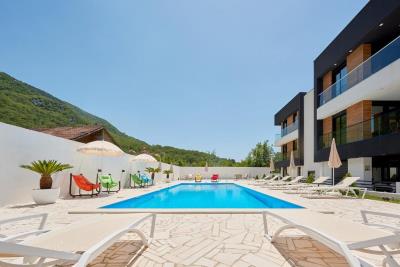 uyutnyj-mini-otel-s-bassejnom-i-sadom-v-lastve-grbalskoj_11