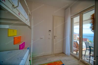 kvartira-s-2-spalnyami-vidom-na-more-i-sadom-v-marina-village-lustica-bay_09