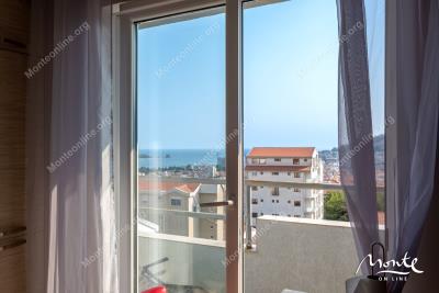 sovremennaya-kvartira-s-2-spalnyami-i-vidom-na-more-v-rajone-lazi-budva_15