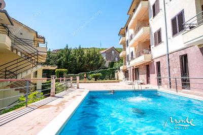 dvuhurovnevye-apartamenty-s-2-spalnyami-v-150-m-ot-morya-v-kamenari-herczeg-novi_04