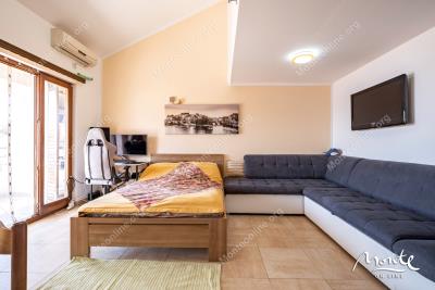 dvuhurovnevye-apartamenty-s-2-spalnyami-v-150-m-ot-morya-v-kamenari-herczeg-novi_07