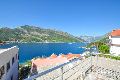 semejnyj-3-etazhnyj-dom-s-garazhom-i-vidom-na-zaliv-v-lepetane-tivat_01