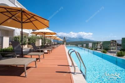 elegantnaya-kvartira-s-2-spalnyami-i-vidom-na-more-v-lustica-bay-centrale_01