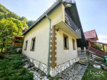 unikalnyj-kompleks-iz-dvuh-domov-s-garazhom-i-zonoj-otdyha-u-reki-kolashin_06