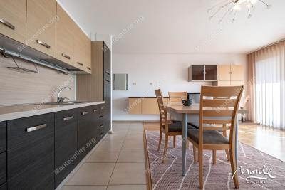 prostornaya-kvartira-s-2-spalnyami-v-komplekse-s-bassejnom-u-morya-przhno_08