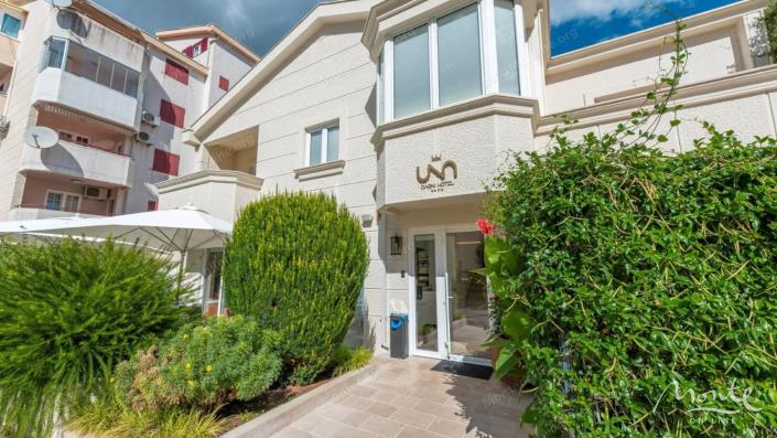 Image No.2-Un hôtel de 9 chambres à vendre à Budva