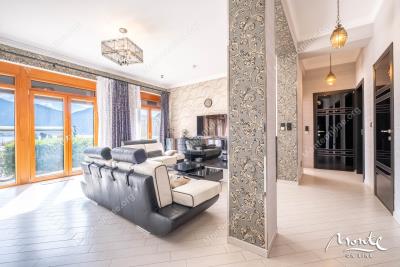 prostornyj-apartament-s-3-spalnyami-i-privatnym-sadom-v-orahovcze_08