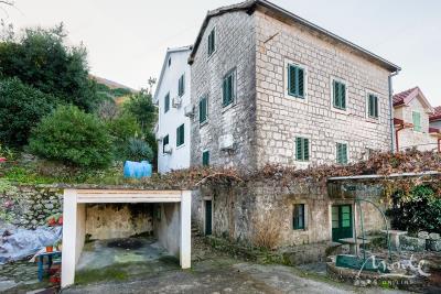 starinnyj-kamennyj-dom-pod-restavracziyu-v-boko-kotorskom-zalive_04