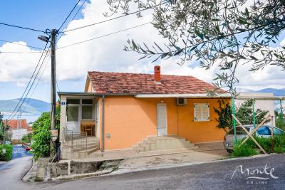 semejnyj-2-etazhnyj-dom-s-vidom-na-more-v-tivate_01