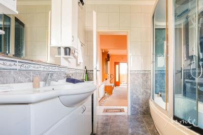 semejnyj-2-etazhnyj-dom-s-vidom-na-more-v-tivate_13