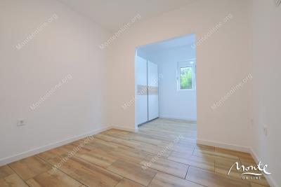 obnovlennyj-odnoetazhnyj-dom-s-vozmozhnostyu-nadstrojki-v-rajone-dumidran-tivat_07