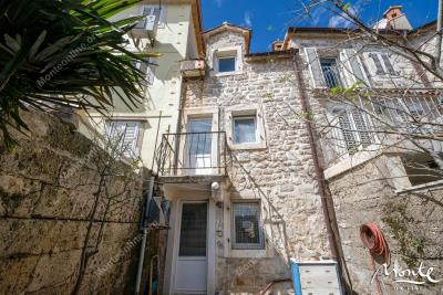 unikalnyj-3-etazhnyj-dom-v-starom-gorode-budvy-s-sadom_08