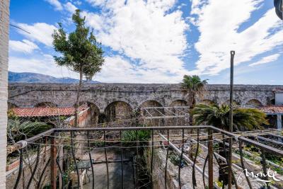 unikalnyj-3-etazhnyj-dom-v-starom-gorode-budvy-s-sadom_09