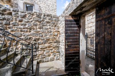 unikalnyj-3-etazhnyj-dom-v-starom-gorode-budvy-s-sadom_11