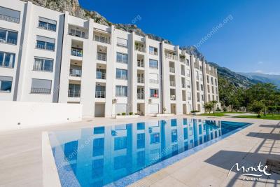 prostornaya-kvartira-s-3-spalnyami-i-panoramnymi-vidami-na-boko-kotorskij-zaliv-dobrota_02