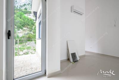 prostornaya-kvartira-s-3-spalnyami-i-panoramnymi-vidami-na-boko-kotorskij-zaliv-dobrota_12