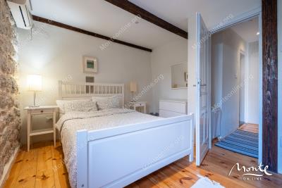 ocharovatelnyj-kamennyj-dom-v-neskolkih-shagah-ot-morya-v-peraste_11