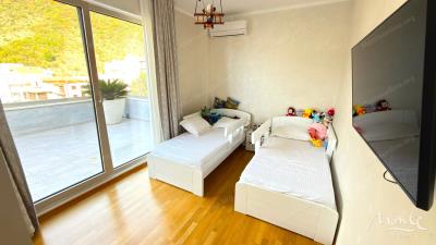 roskoshnyj-penthaus-s-bolshoj-terrasoj-na-kryshe-garazhnym-mestom-i-kladovoj-v-bechichi-budva_10