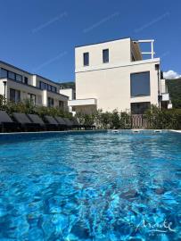 3-etazhnyj-dom-v-zakrytom-poselke-s-obshhim-bassejnom-lastva-grbalska_02