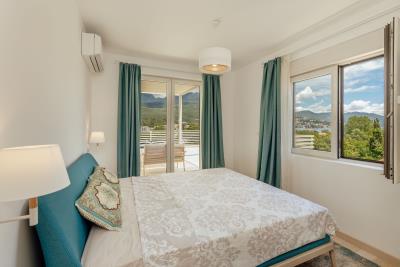 kvartira-v-novom-komplekse-na-1-linii-morja-so-svoim-prichalom_08