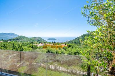 villa-la-kosta-v-tihom-poselke-markovichi-s-bassejnom-tropicheskimi-palmami-i-elegantnym-dizajnom_05