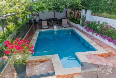 villa-la-kosta-v-tihom-poselke-markovichi-s-bassejnom-tropicheskimi-palmami-i-elegantnym-dizajnom_07