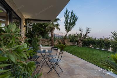 villa-la-kosta-v-tihom-poselke-markovichi-s-bassejnom-tropicheskimi-palmami-i-elegantnym-dizajnom_09