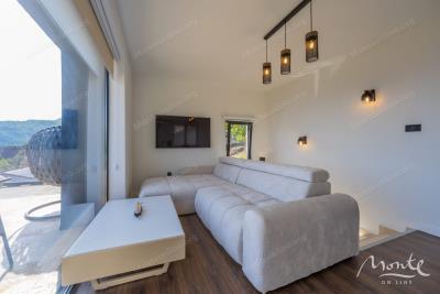 villa-la-kosta-v-tihom-poselke-markovichi-s-bassejnom-tropicheskimi-palmami-i-elegantnym-dizajnom_11