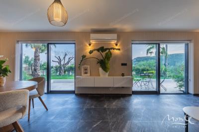 villa-la-kosta-v-tihom-poselke-markovichi-s-bassejnom-tropicheskimi-palmami-i-elegantnym-dizajnom_13